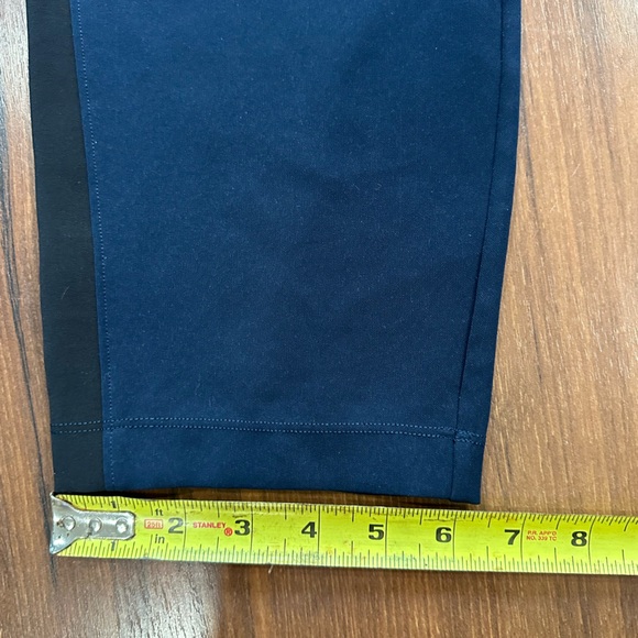 Lululemon On The Fly Full Length Pant
Woven True Navy Size 8 EUC - Picture 12 of 12